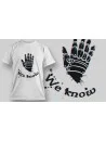 T-shirt “We Know” – Mano armata in stile fantasy oscuro, misterioso