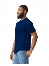 Uomo che indossa T-shirt Gildan Softstyle in diversi colori – Perfetta per personalizzazione