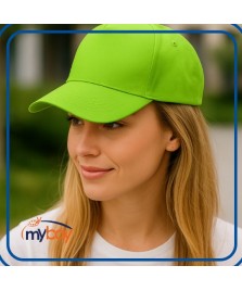 donna con cappellino verde lime