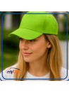 donna con cappellino verde lime