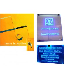 Targa in plexiglass trasparente forate e lucidate